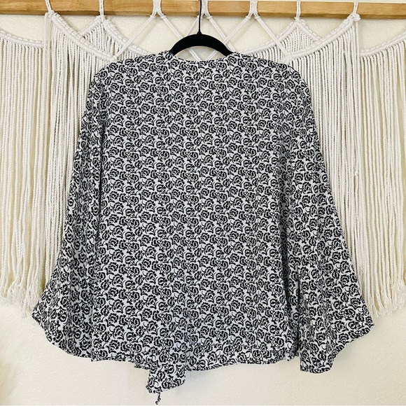 A.L.C. Floral Wide Sleeve Silk Wrap Blouse Size 4 White Black V-Neck - Picture 3 of 8